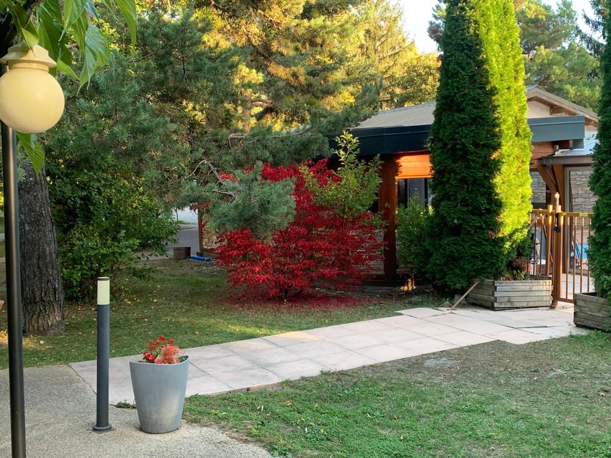 Logis Hotel Le Lac Эмбрён Экстерьер фото