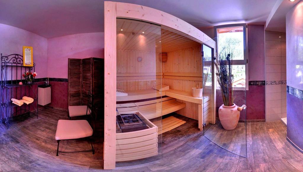 Logis Hotel Le Lac Эмбрён Экстерьер фото